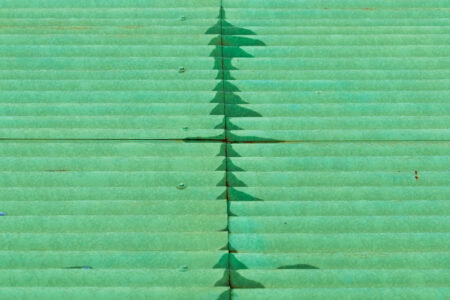 Colourful urban photography featuring a close-up of a green corrugated roof, by Leonardo Ureña.