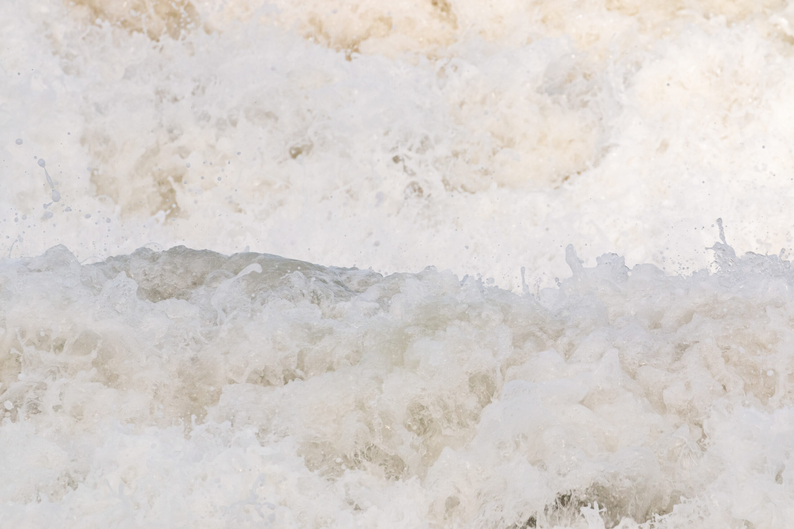 abstract ocean photography. Close-up image of splashing ocean by the photography Leonardo Ureña.