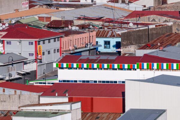 Urban image by photographer Leonardo Ureña, focusing on the rooftops of San José. Part of his geometric rooftop photography series.