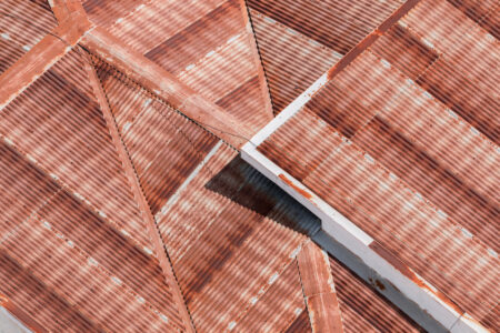 Brown rooftop photography of geometric red rooftops, by Leonardo Ureña.