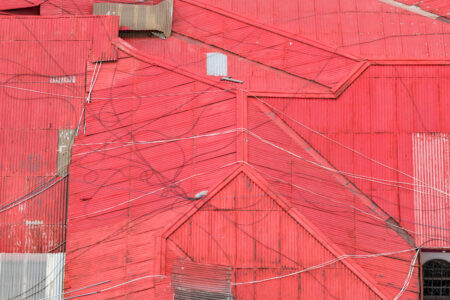 Costa Rican urban photography of geometric red rooftops, by Leonardo Ureña.
