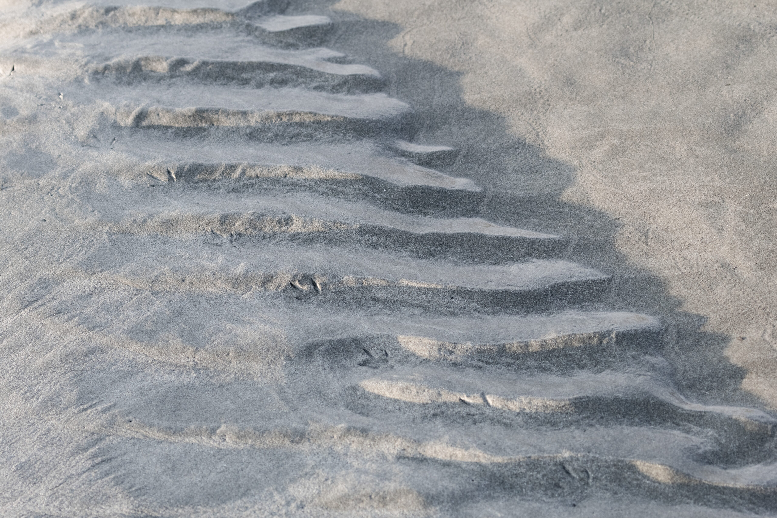 Abstract beach photography focusing on the textures of sand, by Leonardo Ureña.