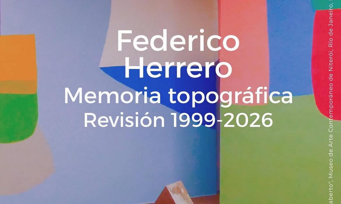 Federico Herrero, Memoria topográfica. Revisión 1999–2026, exhibition poster. Background image shows a colourful immersive installation with large geometric forms in red, blue, green, orange, and lavender across floor and walls, with a terracotta triangular sculptural element in the foreground. Museum of Costa Rican Art, San José, Costa Rica.